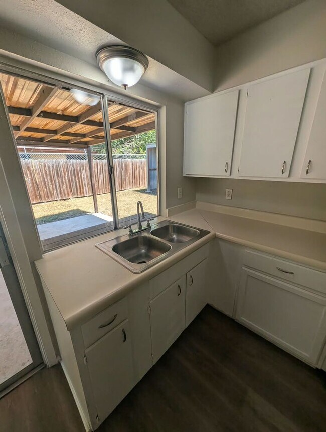 Foto del edificio - 6807 Blue Lake Dr