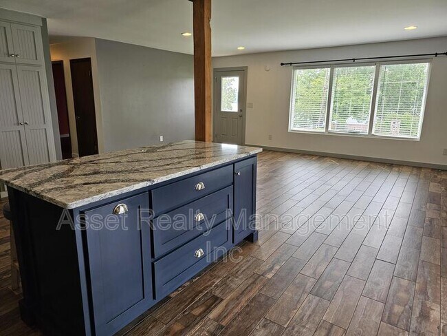 Building Photo - 3685 Channel Dr