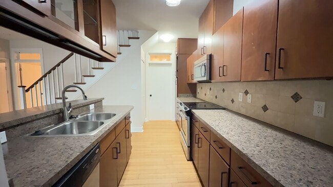 Building Photo - 3BR Home w/ 2-Car Garage | Prime Norfolk Location