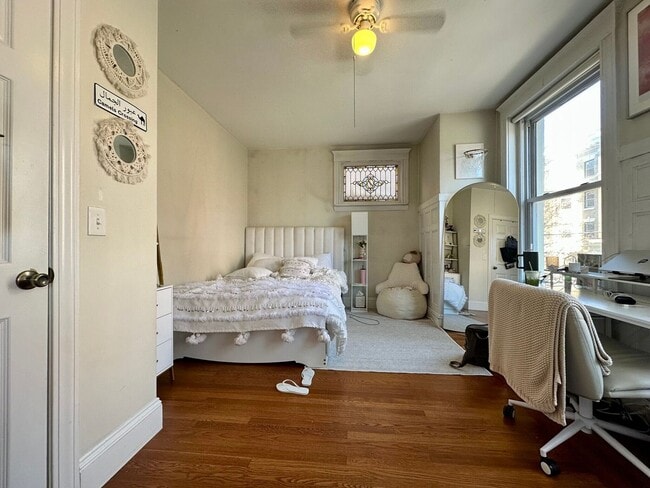 Building Photo - Charming 1 Bedroom