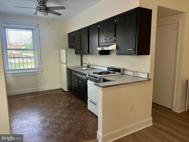 Building Photo - 410 Cottman St