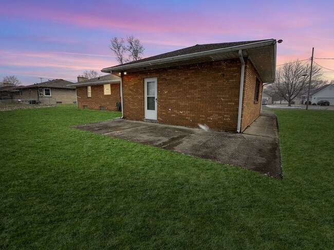 Building Photo - Newly Remodeled 3 bed/1.5 bath in Walker- ...