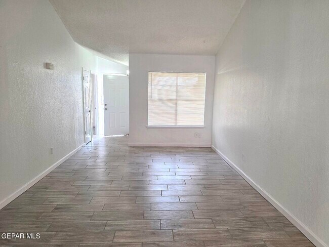 Building Photo - 944 Montera Rd