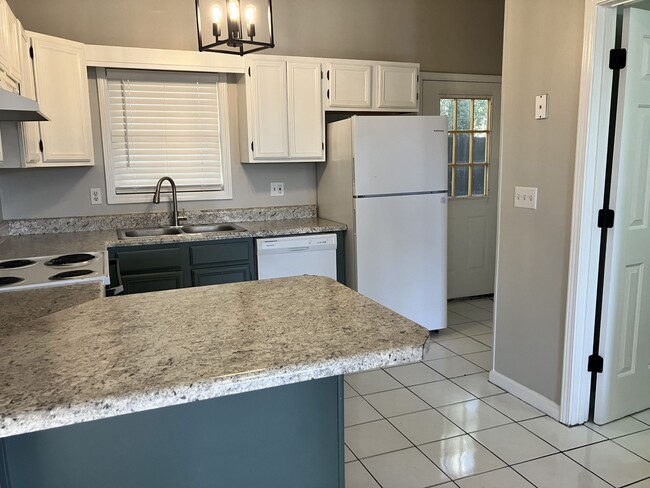 Building Photo - 145 Viking Dr