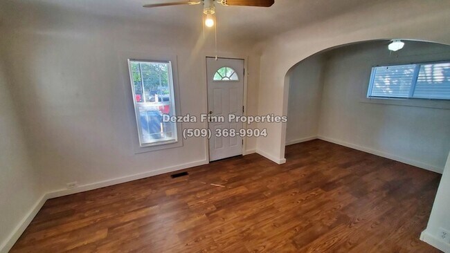 Building Photo - 2 Bedroom Home in Emerson-Garfield Availab...
