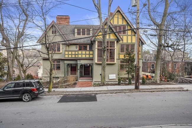 Foto del edificio - 165 Winthrop Rd