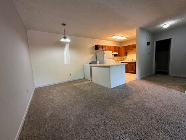 Building Photo - 1 Bedroom, 1 bath Ground level Apt, Kingsp...
