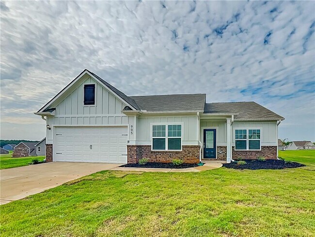 Building Photo - 905 Hesston Dr
