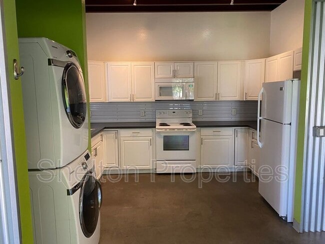 Photo - 2121 W Hayward Ave House