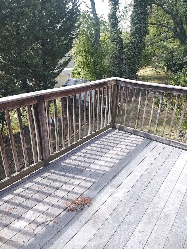 Terraza contigua al dormitorio principal - 6208 Ivymount Rd