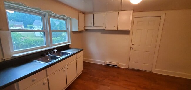 Building Photo - 3 Bedroom 1 Bathroom House