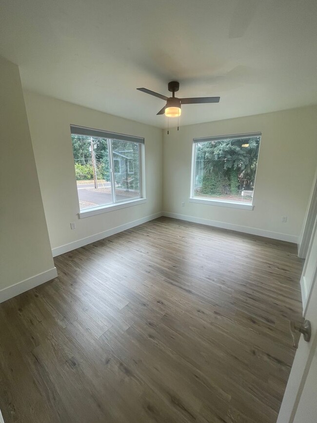 Building Photo - Stunning Modern Three Bedroom Duplex in Le...