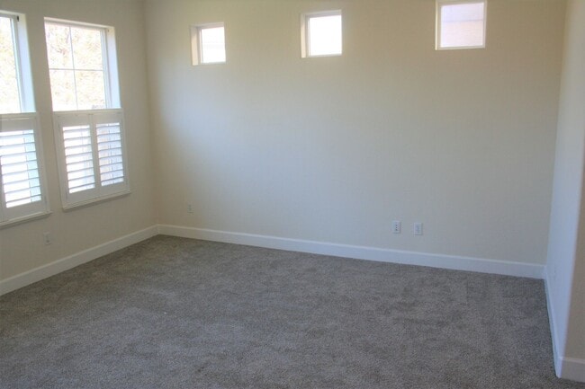 Building Photo - South Reno/Damonte Ranch Gated Community