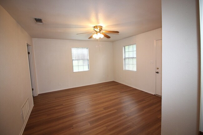 Foto del edificio - FOR LEASE! Cozy One Bedroom Home With Cent...