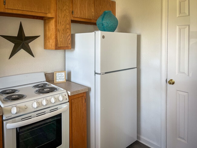 Building Photo - Sterling Oaks Apartments
