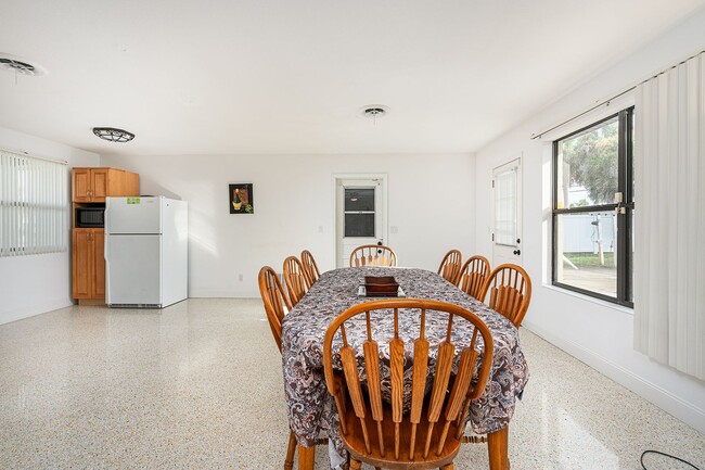 Building Photo - Beachside Home Located a Block from the Beach