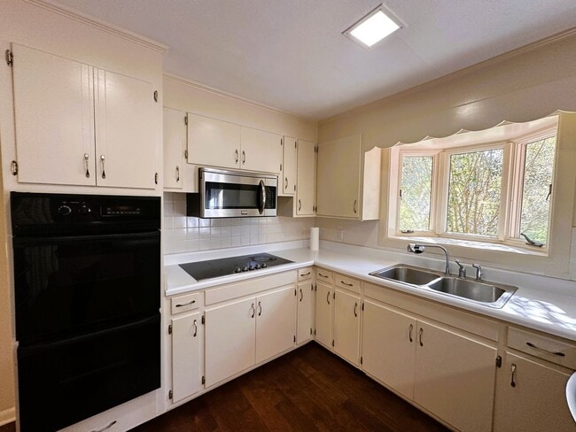 Building Photo - Move in Incentive!