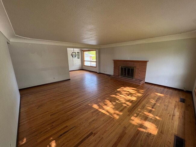 Building Photo - 821 N Rd 48