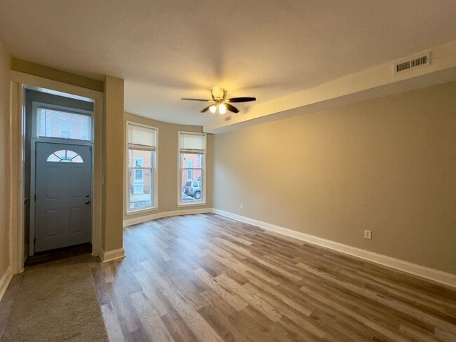 Foto del edificio - Spacious 3-Bedroom Townhome with Modern Am...