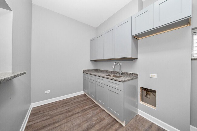 Building Photo - 5029 S Racine Ave