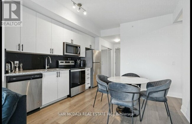 Photo du bâtiment - 3220-3220 Sheppard Ave E