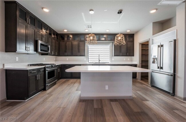 Foto del edificio - 8115 Carpenter Creek Ave