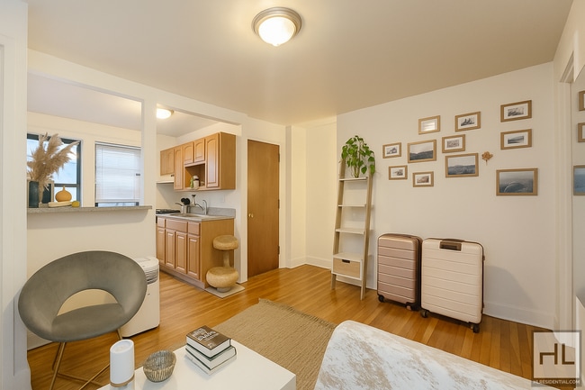 Building Photo - 32 STREET