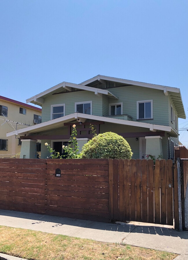 Foto del edificio - 1386 W 38th St