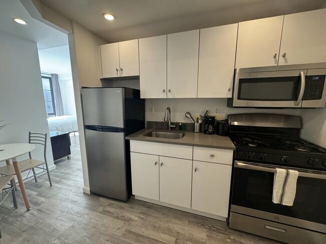 Building Photo - 433 W 53rd St