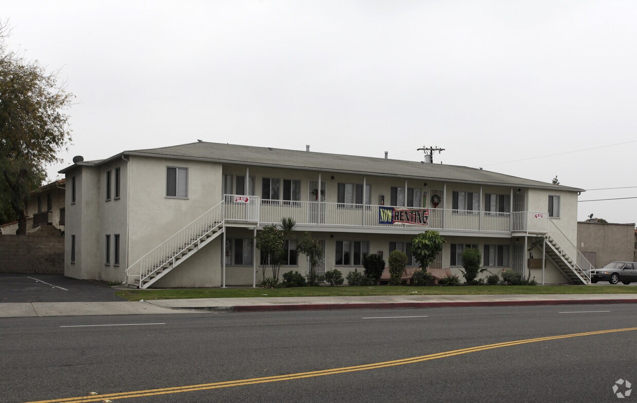 Building Photo - 6002 Fullerton Ave