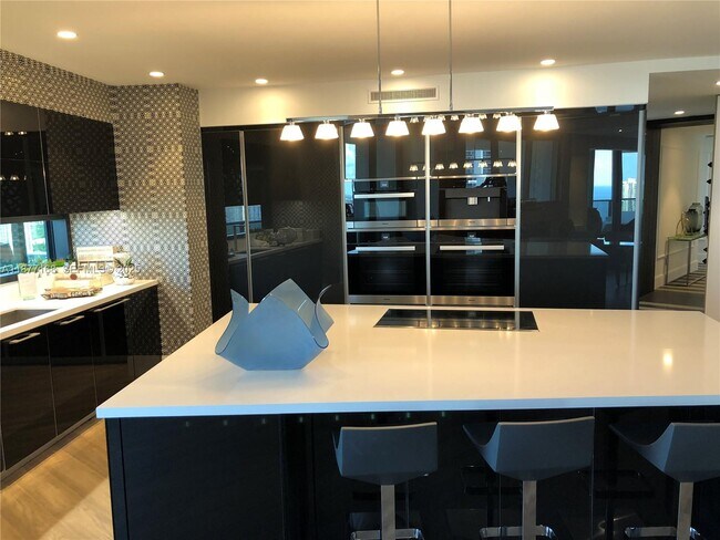 Building Photo - 18555 Collins Ave