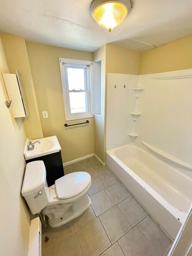 Building Photo - Fantastic 2 Bedroom Available Now