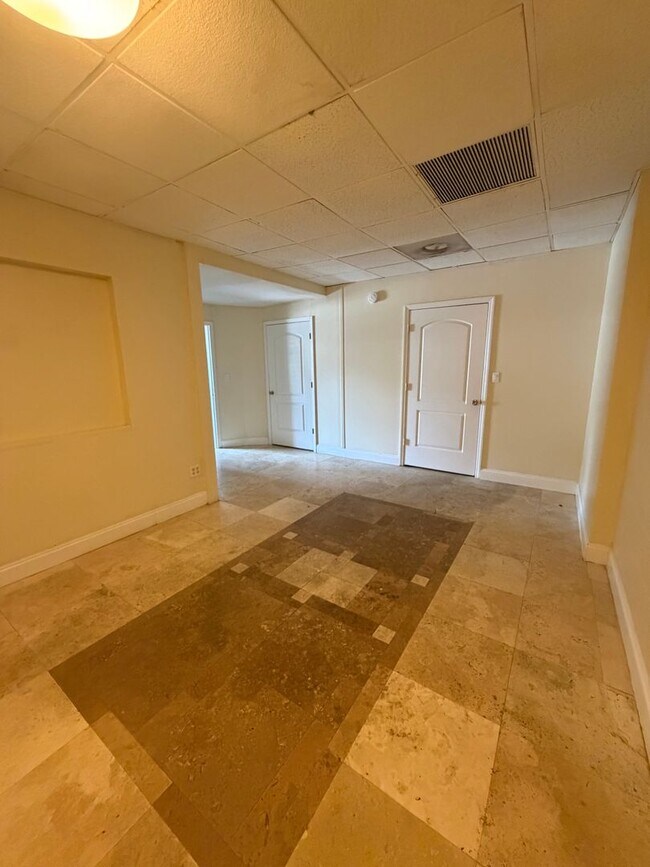 Building Photo - 130 N Center St