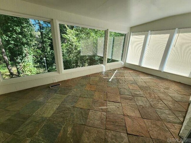 Foto del edificio - 8612 Westwood Ave