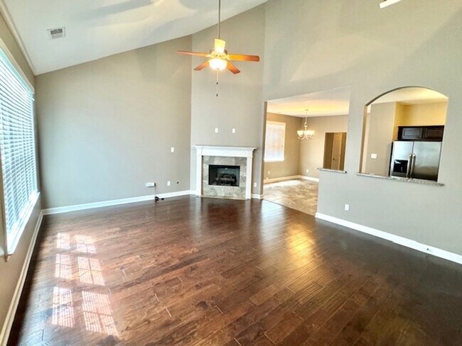 Building Photo - GlenLaurelWay7558