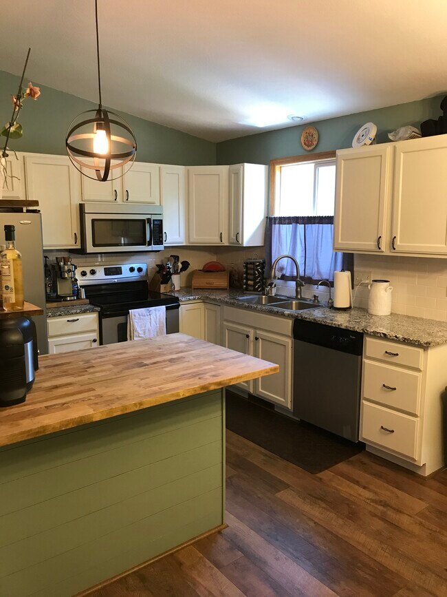 Foto del edificio - 407 Arlene Ave