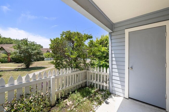 Building Photo - 1601 Faro Dr