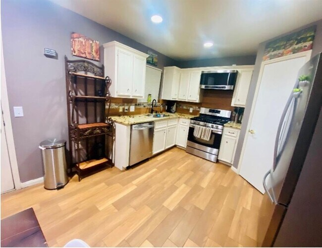 Building Photo - 7208 Bennett Ave