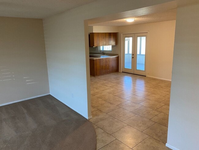 Building Photo - 3/2 sfh 2 car garage, huge yard 35th Ave &...