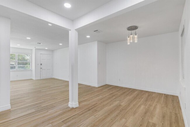 Building Photo - 6315 Thrush Dr