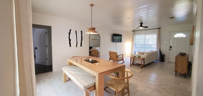 Área de comedor - 9058 Baker Dr