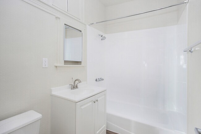 Building Photo - 4110 Ascot Ave