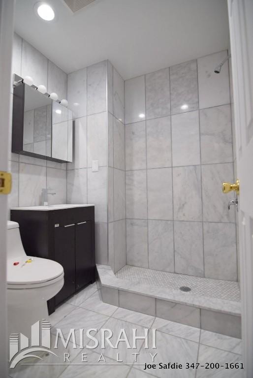 Building Photo - 163 W 71st St