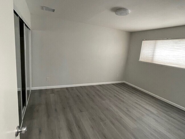 Building Photo - BEAUTIFUL UPGRADED 3 BED 2 BATH