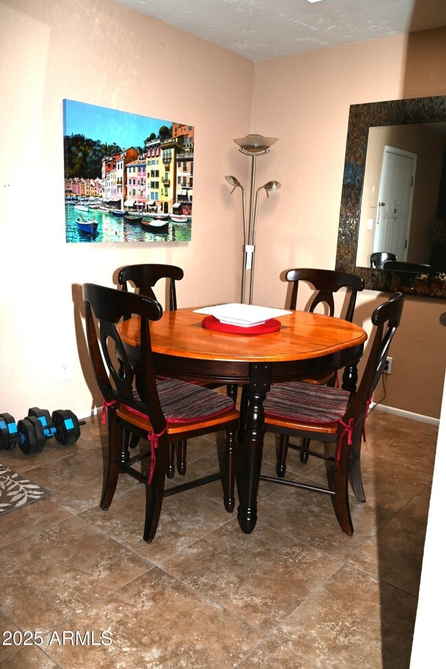 Foto del edificio - 8649 E Royal Palm Rd