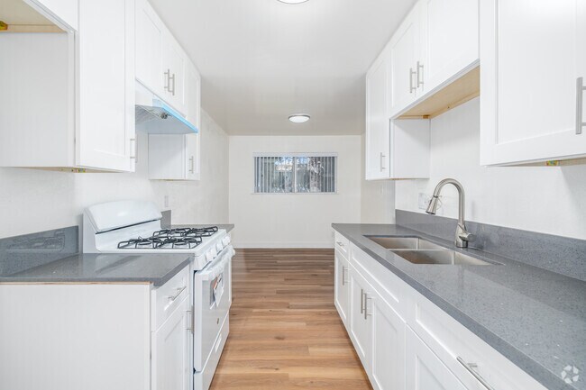 2 habitaciones, 1 baño - 845 pies cuadrados - Cocina - Sherman Way Biltmore