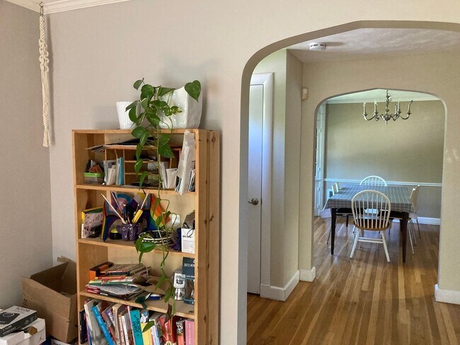 Foto del edificio - Gorgeously Renovated House in Newton 5bed/2.5 Bath - Parking included!