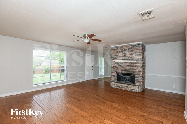 Foto del edificio - 4912 Sandalwood Ln