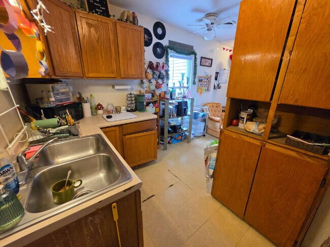 Foto del edificio - 3 Bedroom, 1 Bathroom with Covered Large Balcony and Off-Street Parking