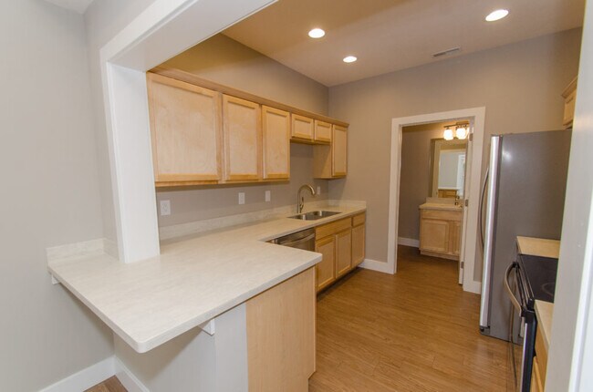 Building Photo - 414 E 4th St